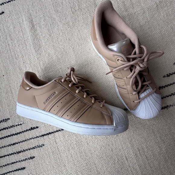 Adidas Superstar sneaker in beige. Size 7 - Picture 5 of 7